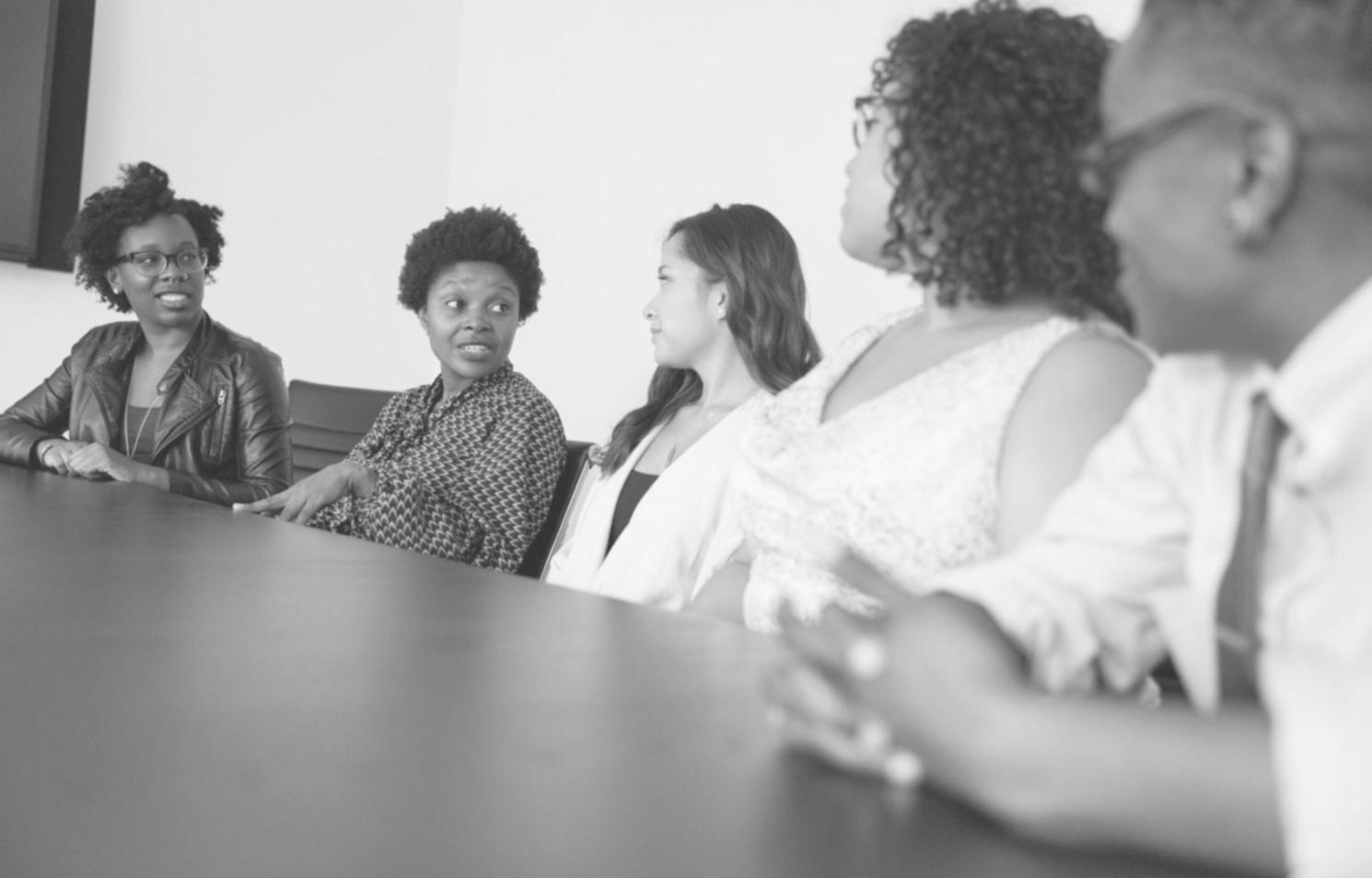 Personne consultant des documents financiers avec concentration